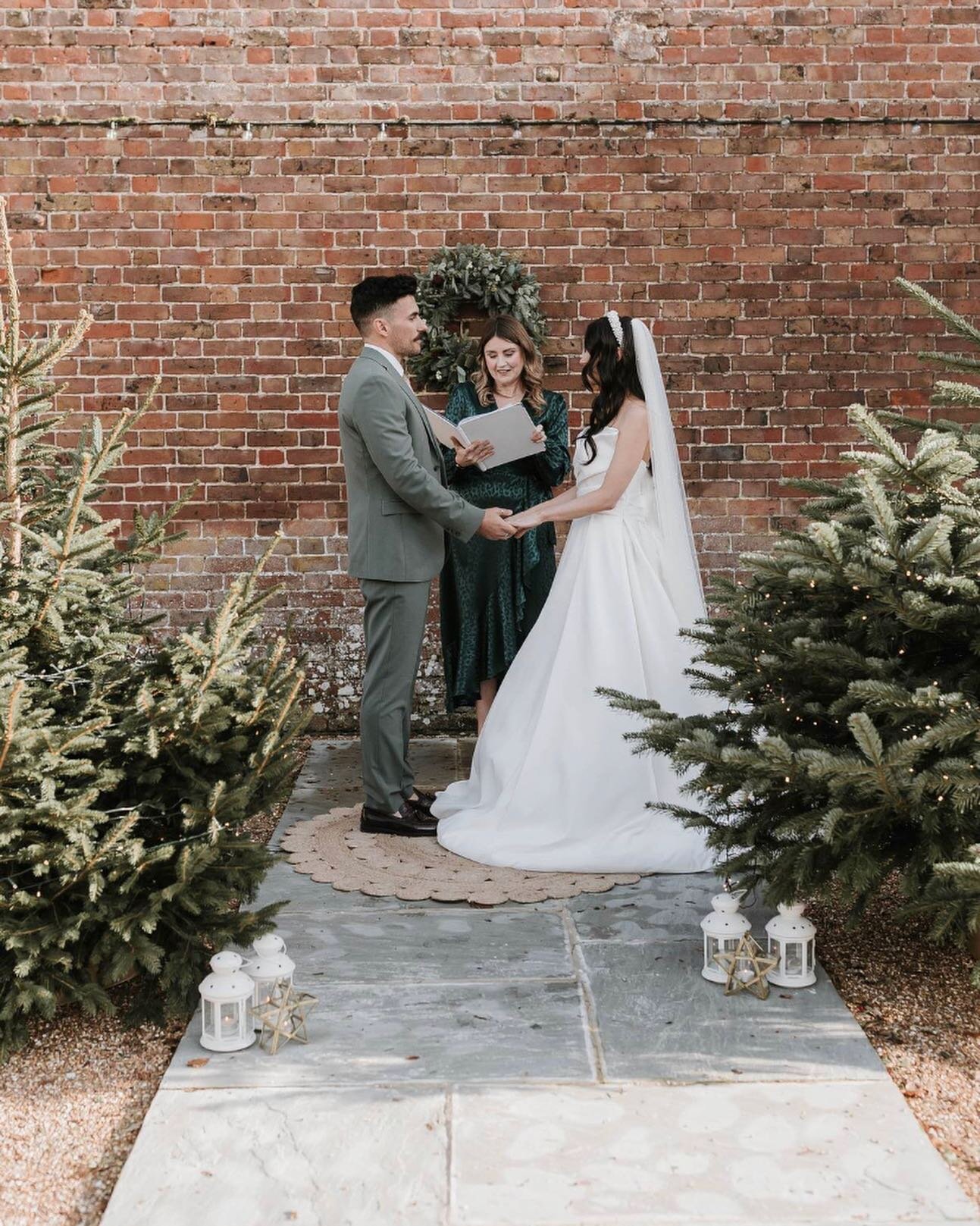 So, you want a luxurious and elegant vibe for your wedding, but also want Christmas. Our festive inspired styled shoot at new venue @ripplecourtestate will serve as the perfect inspiration! ✨

#christmaswedding #festivewedding #winterwedding #kentwed