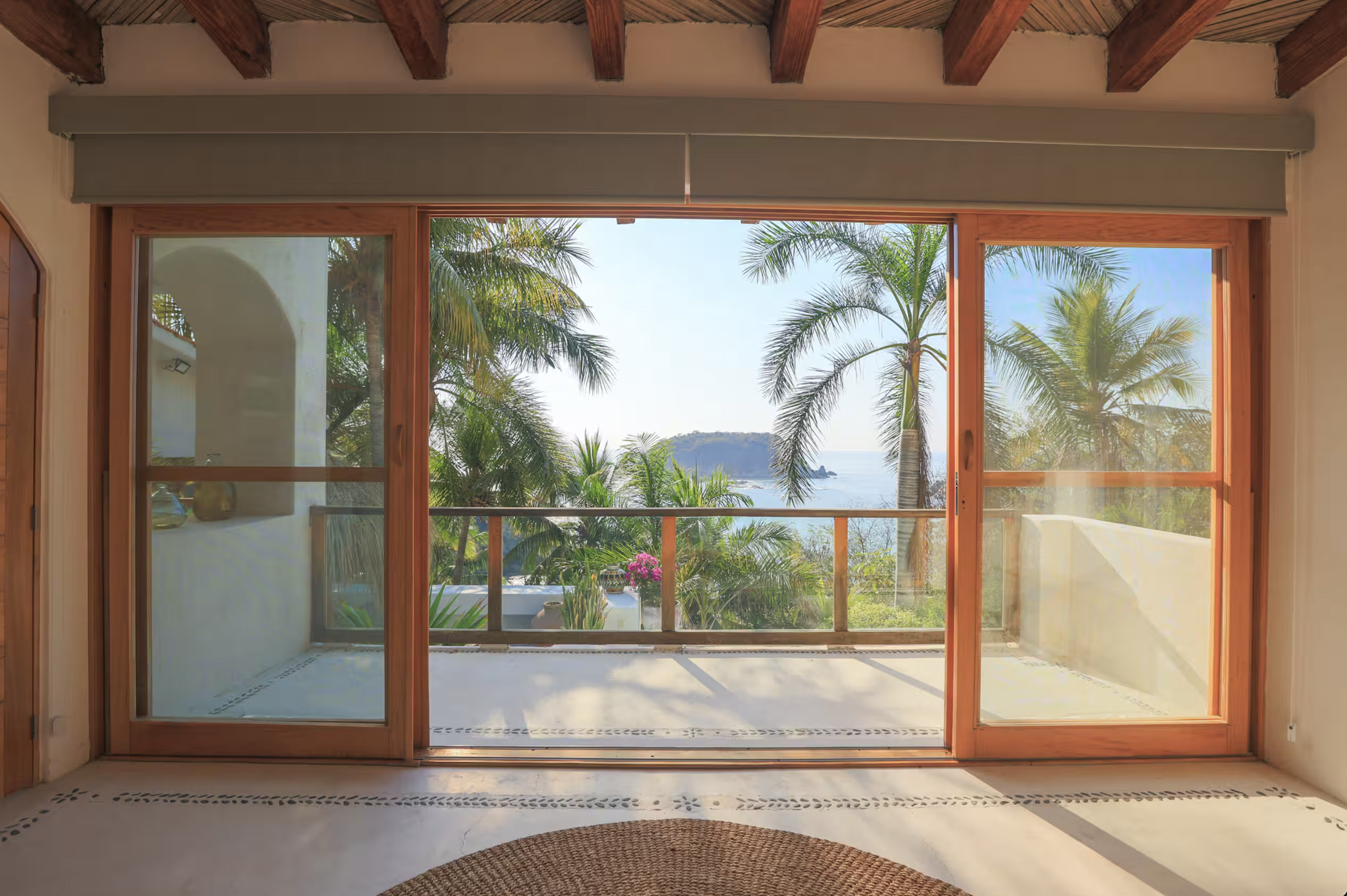 King Suite Balcony Screen.png