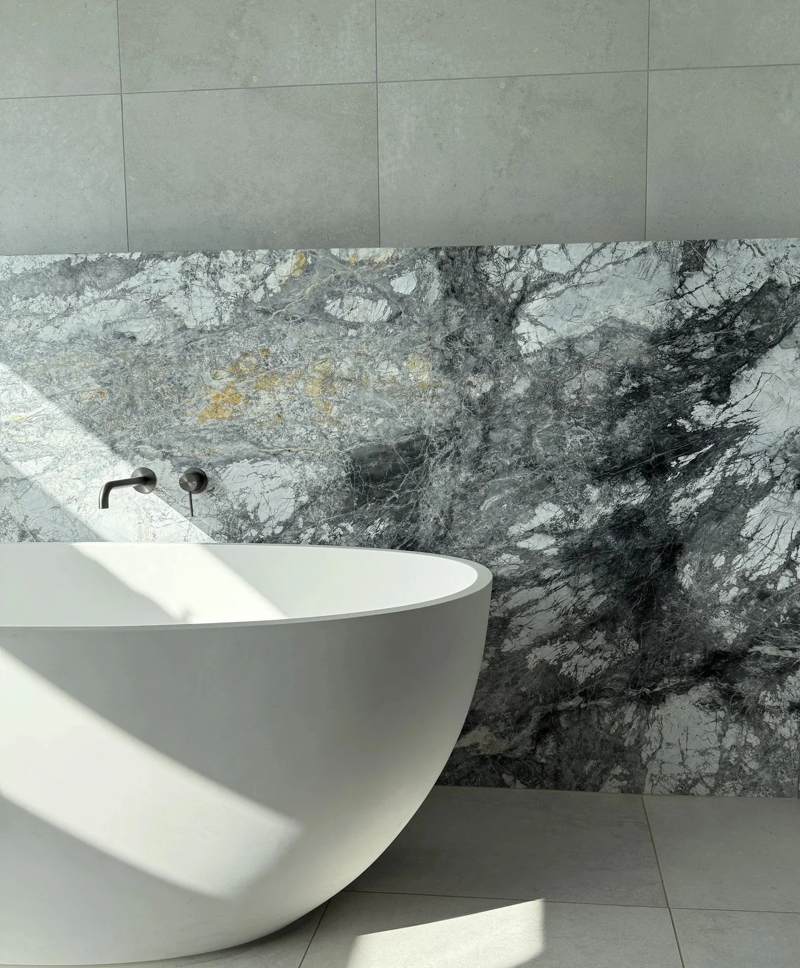 melbourne-interior-design-white-bath-veined-stone-sunlight-concept-dcf.jpg