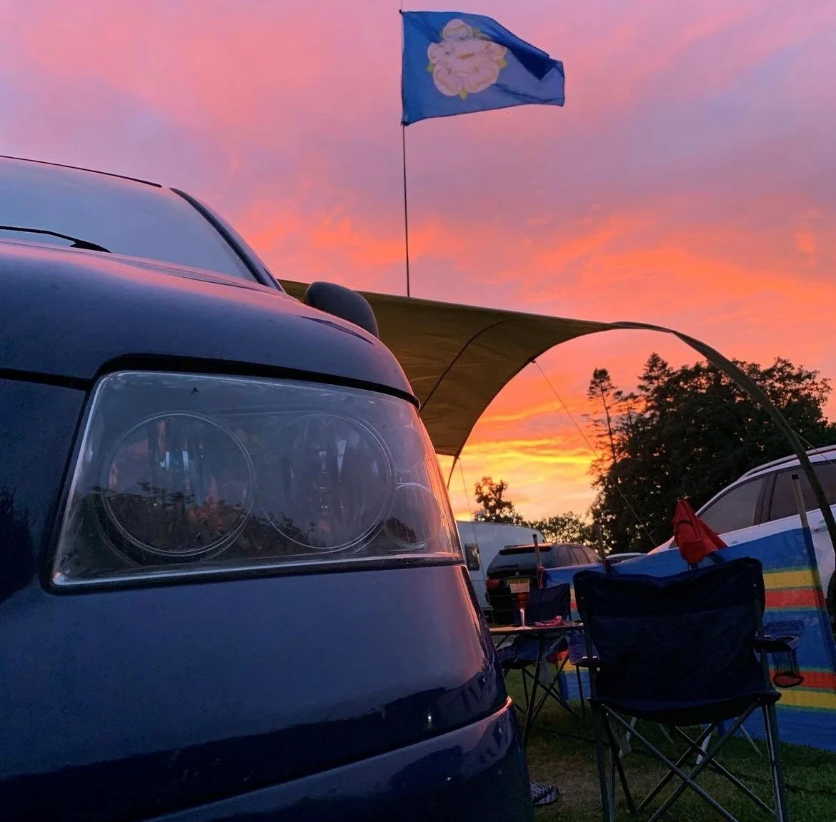 Campervan, sunset, Yorkshire flag flying high... does it get more perfect than this?

Don't forget to tag us in pictures of your pitches, we love to see them! 🗺️

📸 t5__mothertrucker

#pitchperfect #campervan #holidaypark #RuddingHolidayPark