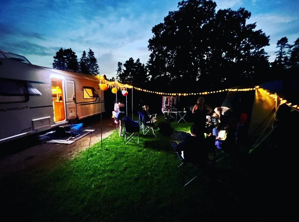 Some people book city breaks. Others just hang a few fairylights and let the night unfold under the stars... which one are you?

https://shorturl.at/5bknU

📸 rcb.ho1der

#RuddingHolidayPark #thingstodoHarrogate #caravanholiday