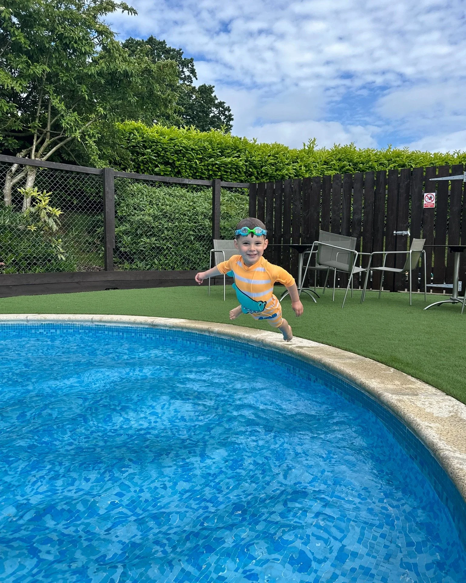 Back with a ... SPLASH!💦

Sessions for our Outdoor Heated Pool and children's pool are now open, with slots available from Friday 20 March.

🏊 Book online: ruddingholidaypark.co.uk/swimming-pool-booking

Remember - under 3's go free!