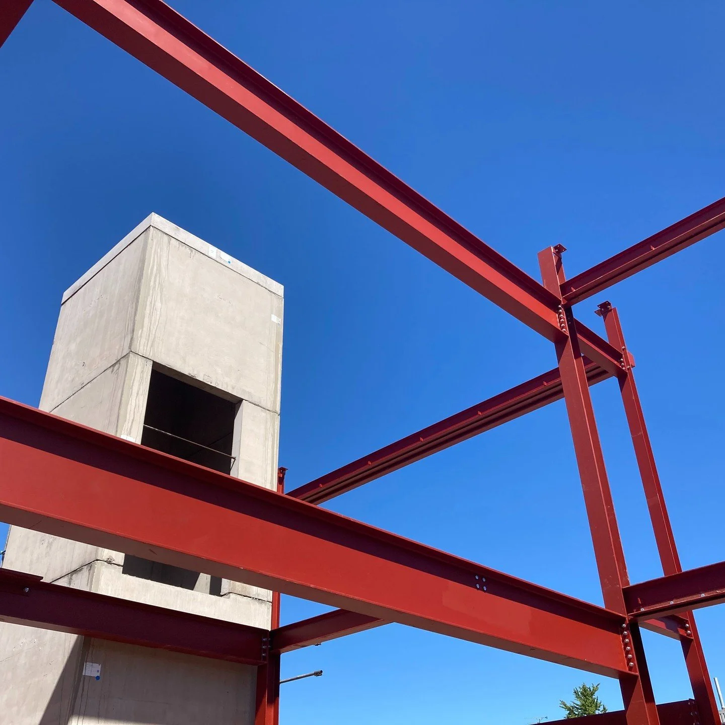 Fantastic to see site progress for a new teaching facility at @etone.college as designed by @coarcstudio 

#education #building #design #architecture #architect #construction #teaching #school #nuneaton #steelwork #architecturalphotography #bluesky #