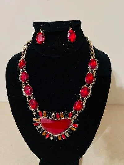 Red Crown necklace set