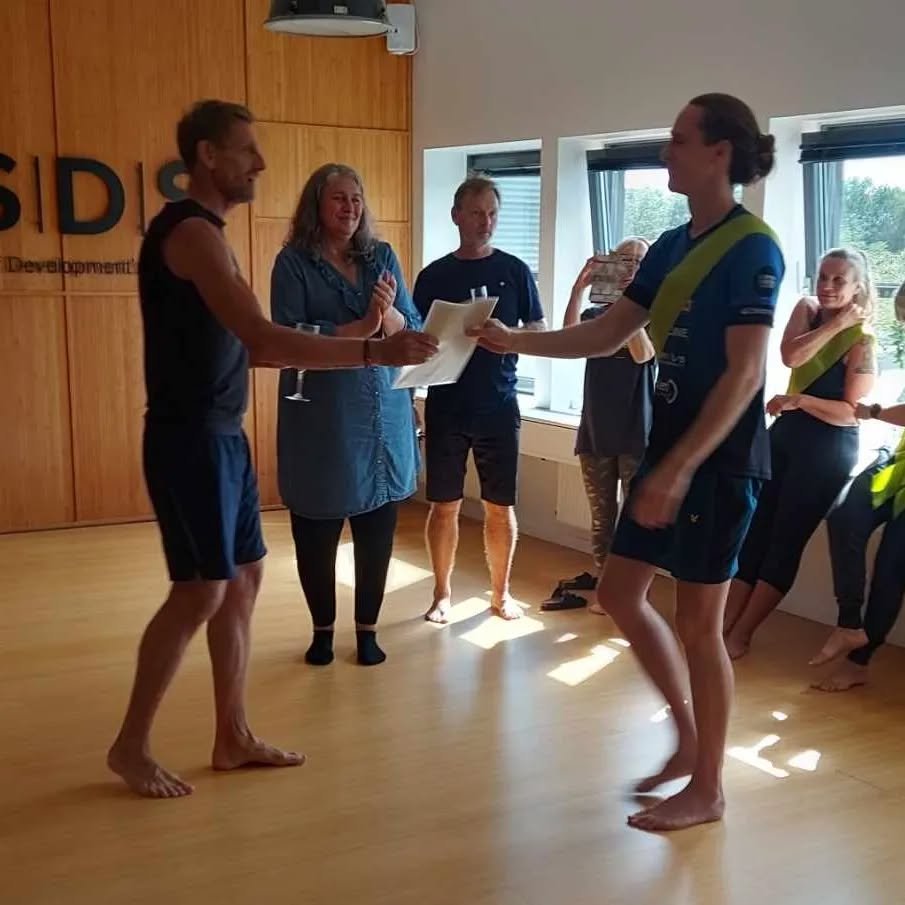Så blev det endelig min tur til at kalde mig for Body SDS uddannet. 30. August var dagen hvor det skete! 🥳🇩🇰
Jeg takker for at have haft nogle fantastiske undervisere igennem de 3 år jeg har brugt på Body SDS, hvoraf nogle af de