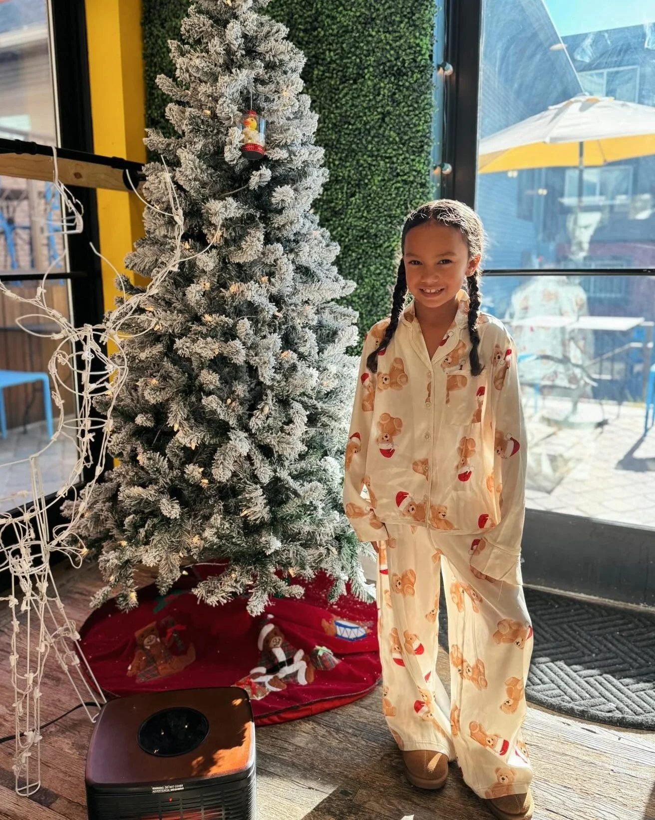 @sdegnon serving HUGE holiday vibes in our silk PJ's 🎄🤩