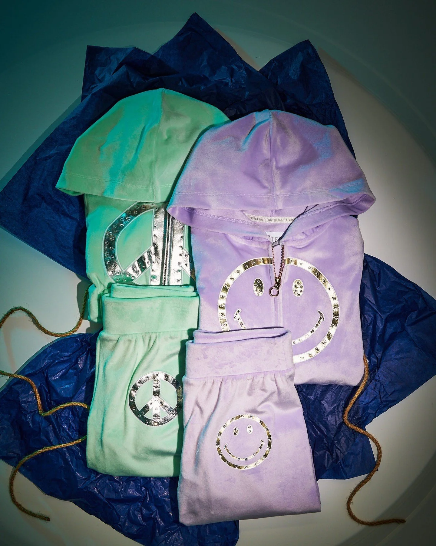 Our dream gift to unwrap ✨

Shop velour sets at the link in our bio.