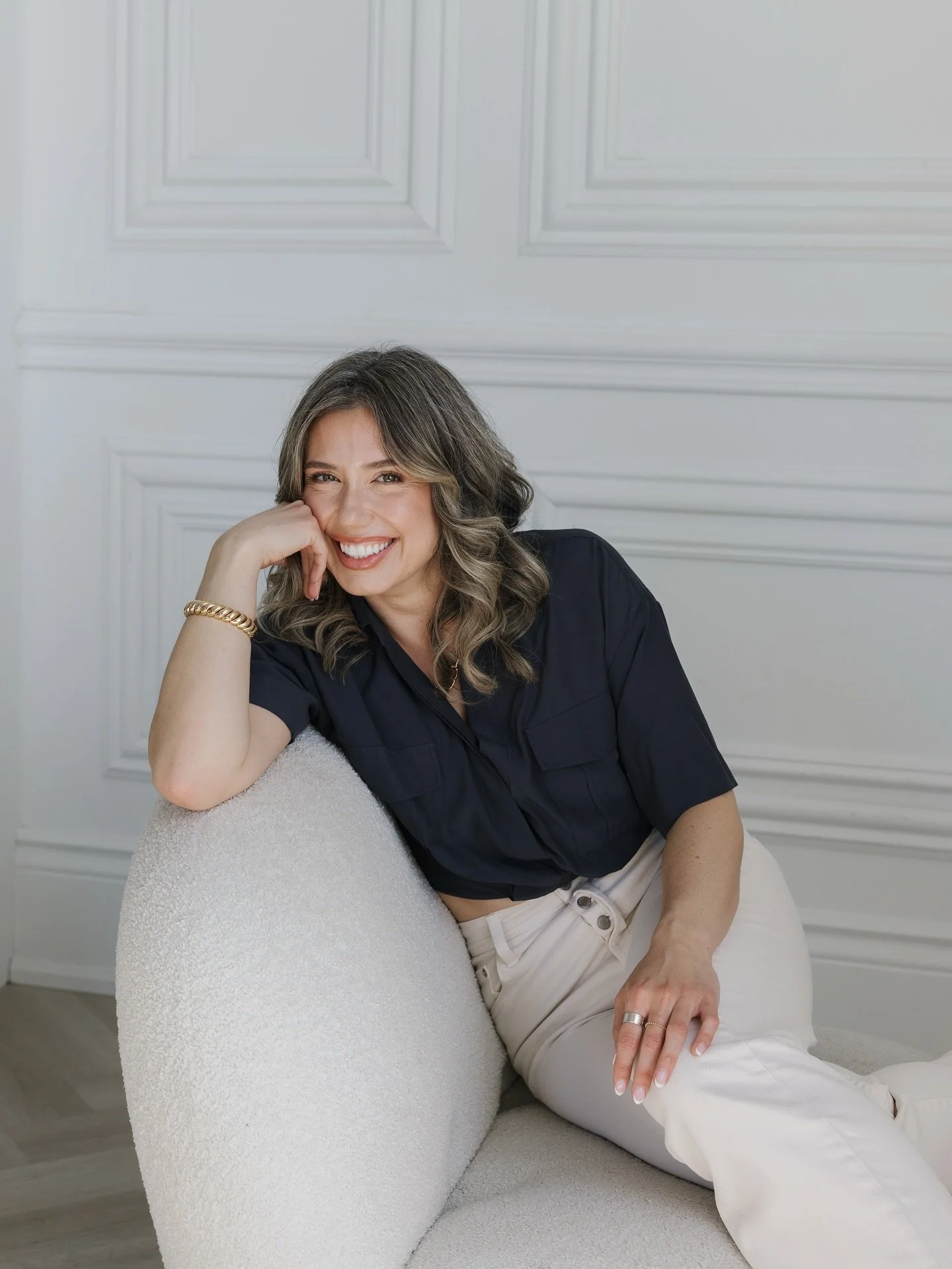 Hi! 👋 I&rsquo;m Leah. If designers had their own dating app, my profile would look something like this:

&bull; Love language: natural materials, lots of light, and a view to the lake, mountains or a valley 🫠

&bull; Biggest icks: bulbs over 3000k,