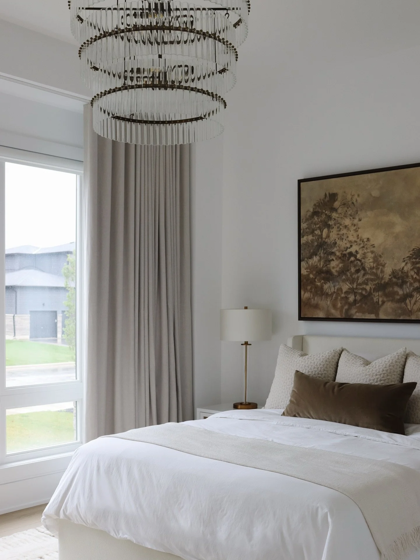 crisp + clean, but still warm and grounded

inside the guest bedroom of our Lora Bay project ✨

#bedroomdesign #minimaliststyle #modelhome #whitebedroom #elledecor