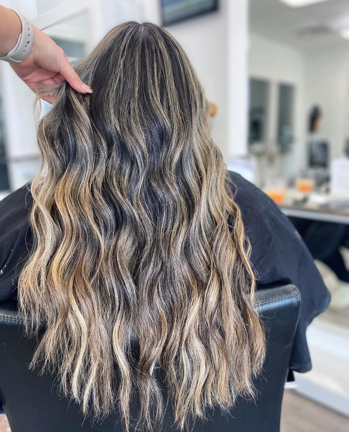 Do you want a multidimensional look? Meaning higher contrast seen throughout the Hair? Book a consultation to see if this look is for you! Click link in bio to schedule a consultation online.