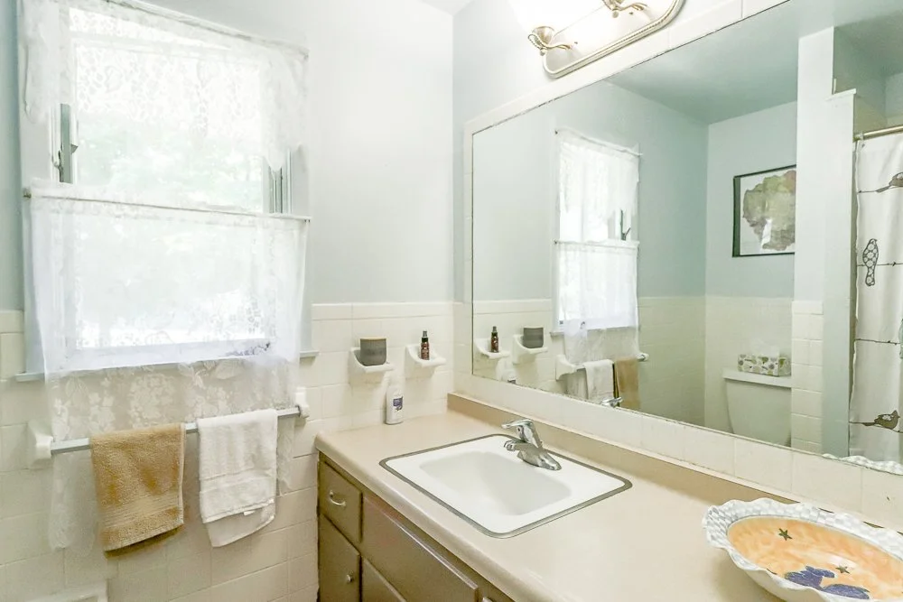 682 Route 203-full bath walk in shower.jpg