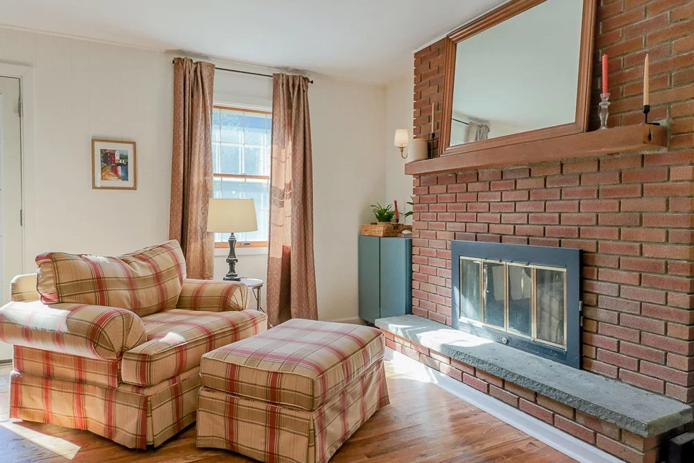 46 Hawthorne sitting room fireplace.jpg