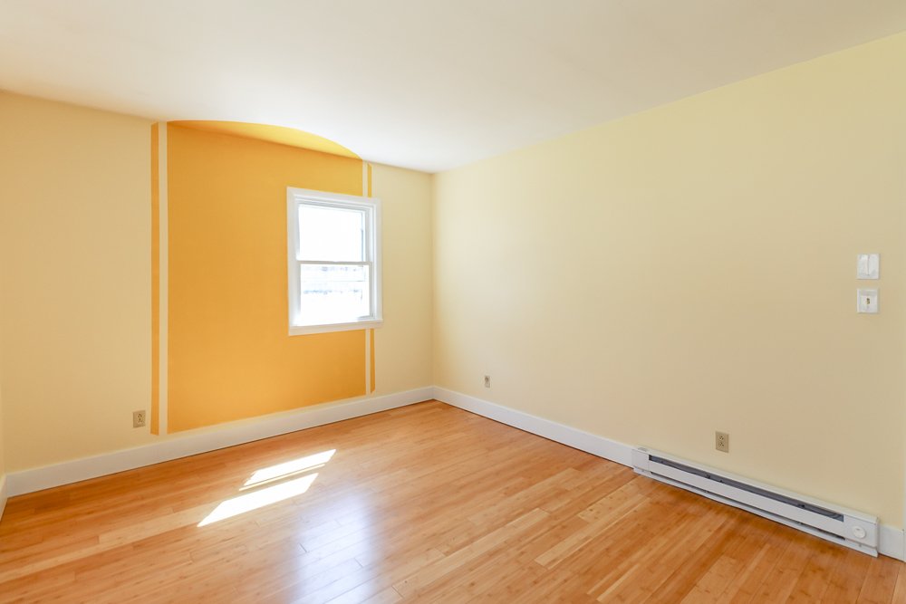 32 Harvey Mtn yellow bedroom.jpg