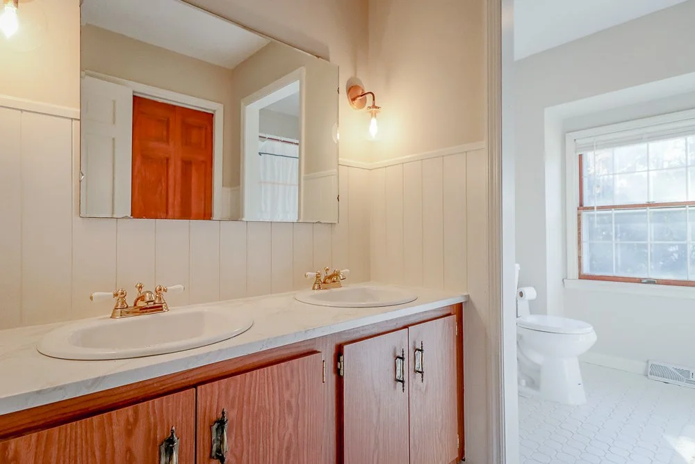 46 Hawthorne full bath.jpg