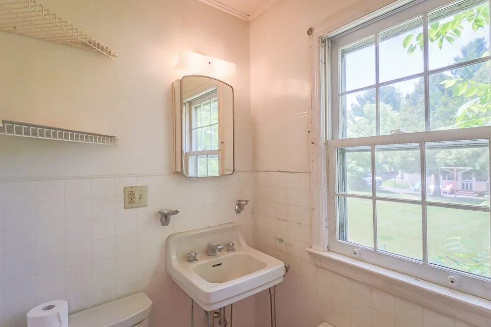 26 Houseman full bath