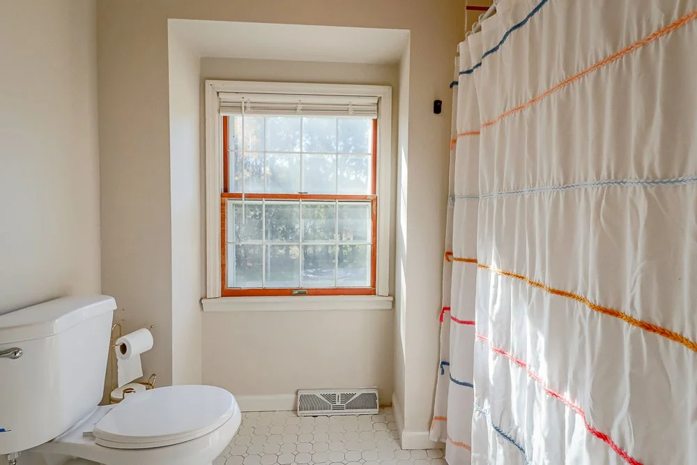 46 Hawthorne full bath.2.jpg