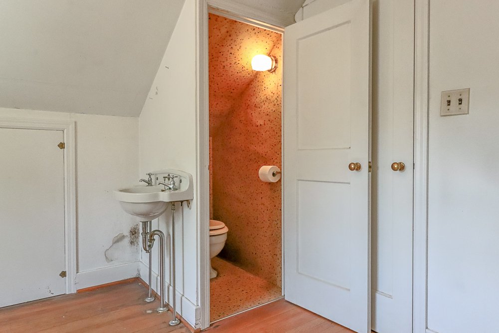 26 Houseman non working half bath