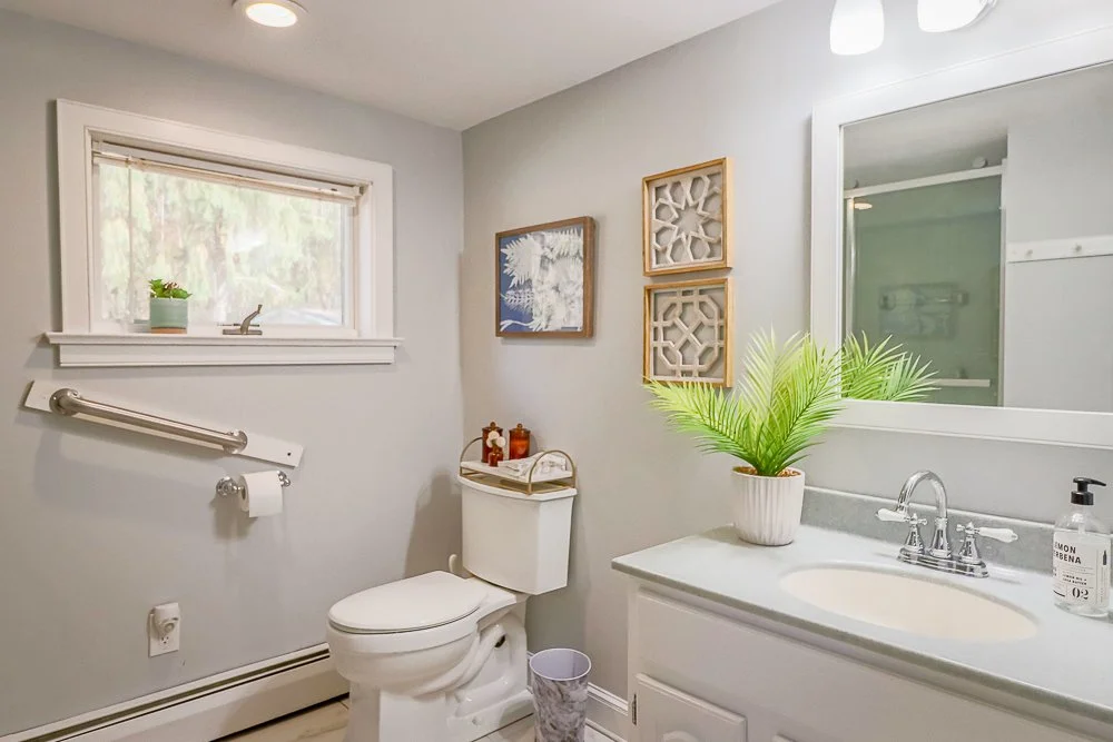 42 White Mills bathroom.jpg