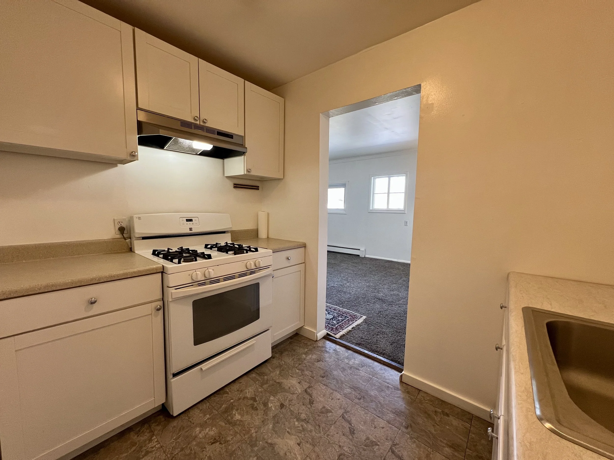 1204 B CR9 kitchen to living room