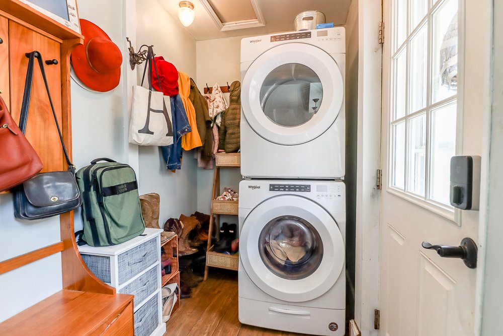 34 Elm mudroom laundry.jpg
