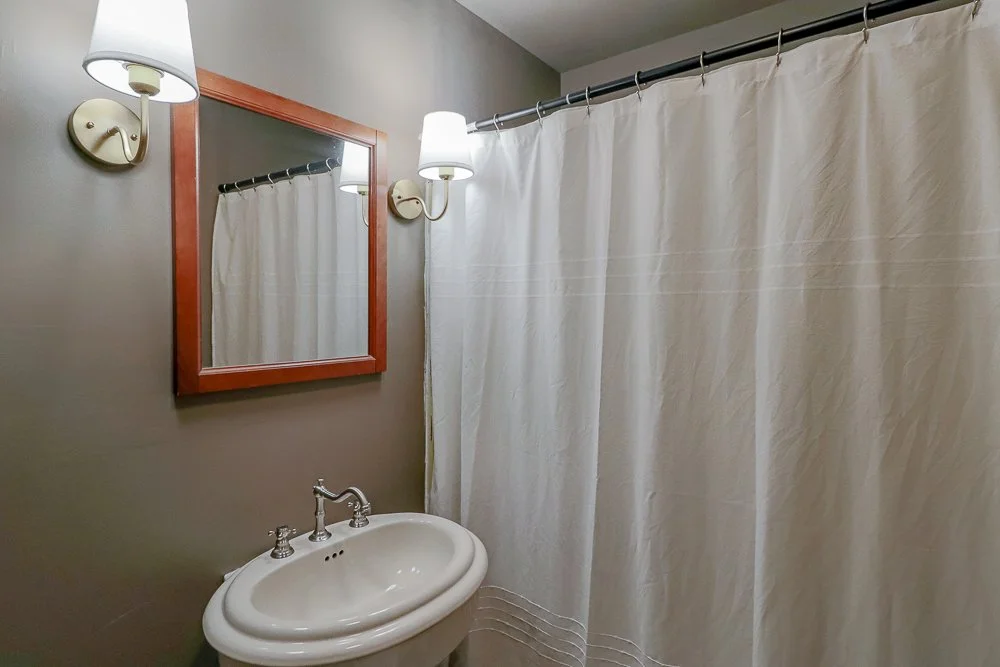 46 Hawthorne primary bath.jpg