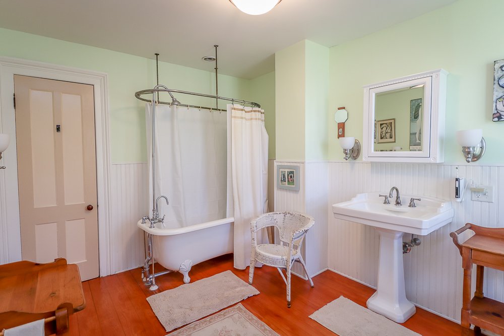 187 West 2nd Fl bath.jpg