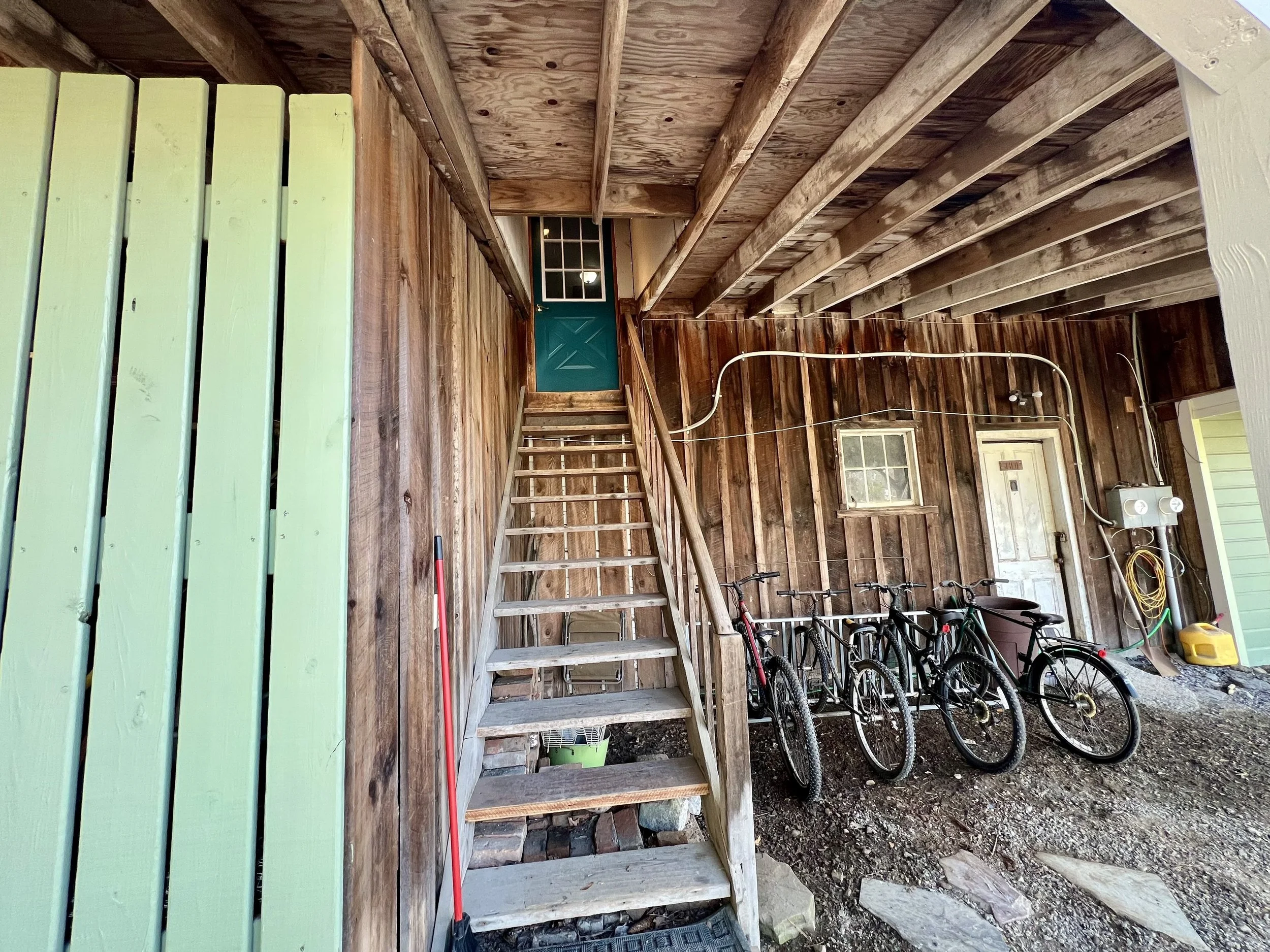 1204 B CR9 stairs to apt