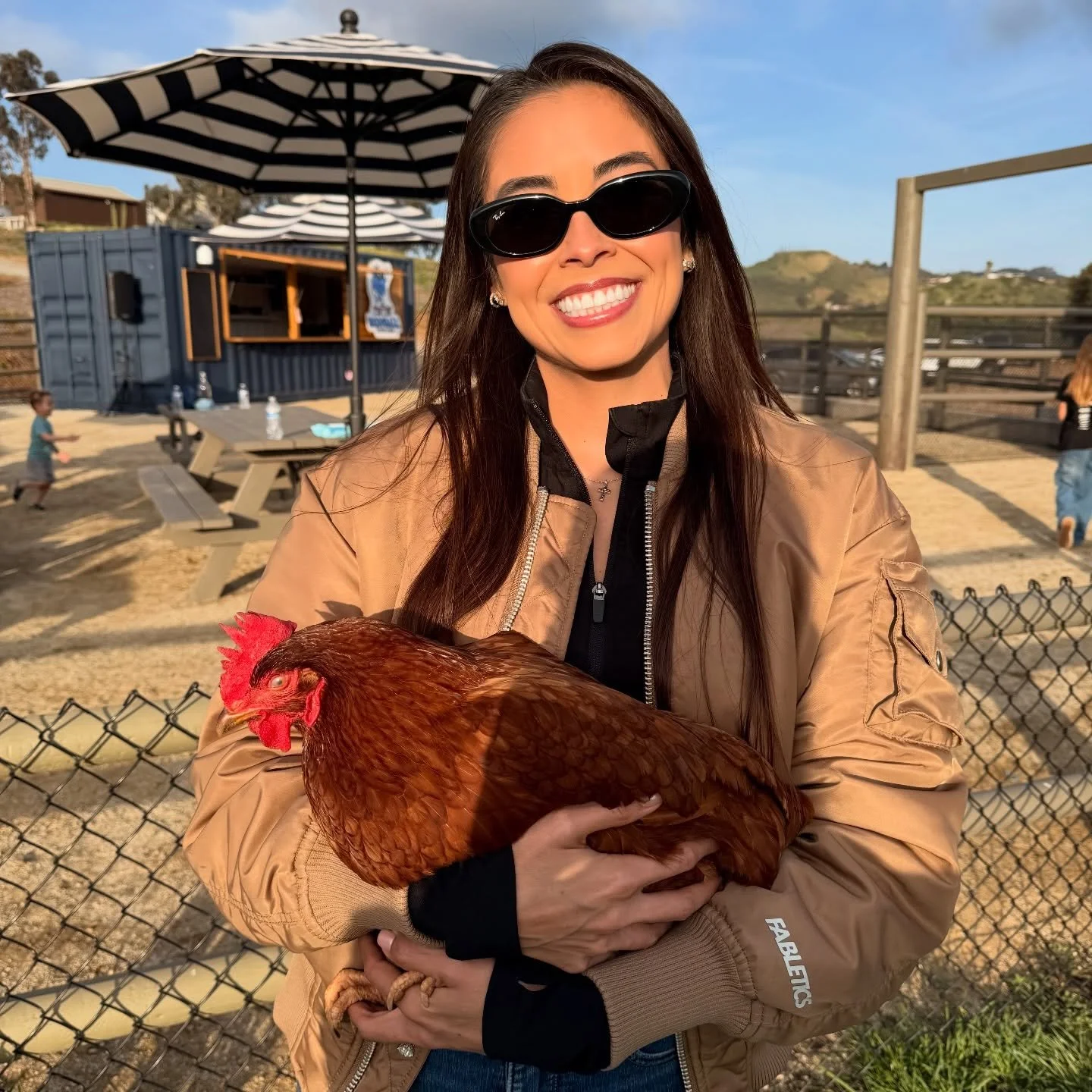 Have you ever cuddled with a lovable chicken? Come on out with the kiddos to meet our friendly hens! Check for weekend hours on our website. See you soon🐓🐥🐤