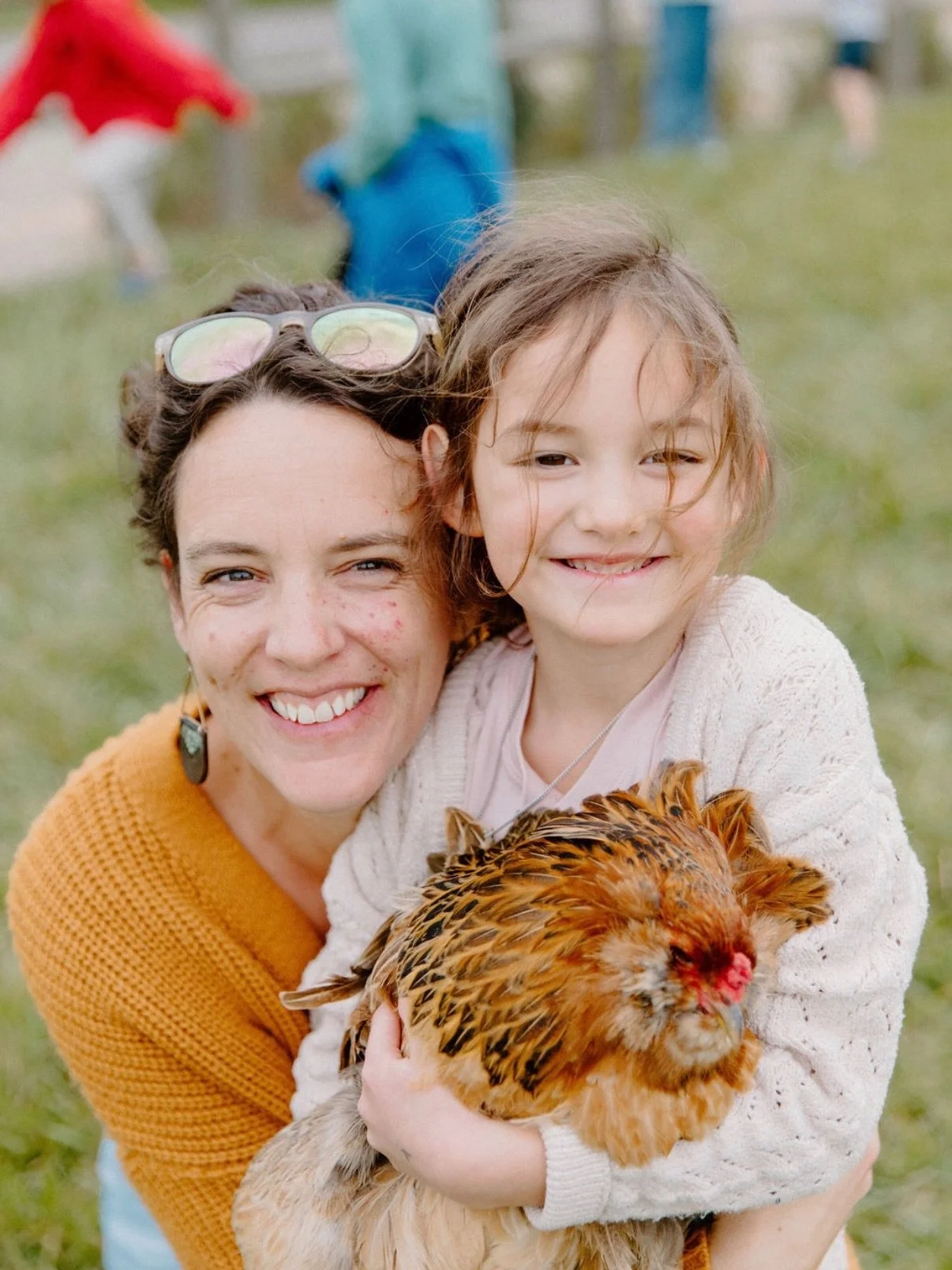 Sometimes all you need is a feathered friend in your arms.😎🐓🐤