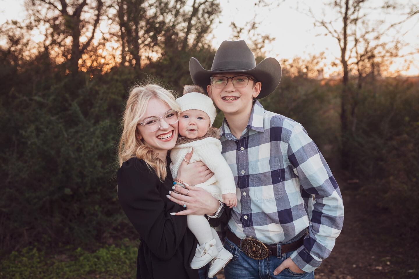 Can you tell who the center of ALL their attention is!? 😍😍😍
.
.
.
.
#Caraburkphoto #fallminisdfw #caraburkphotography #familyphotographer #lifetylephotographer #familyphoto #lifestylephotography #fortworth  #fwtx #fortworthlocal #fwlocals #fortwor