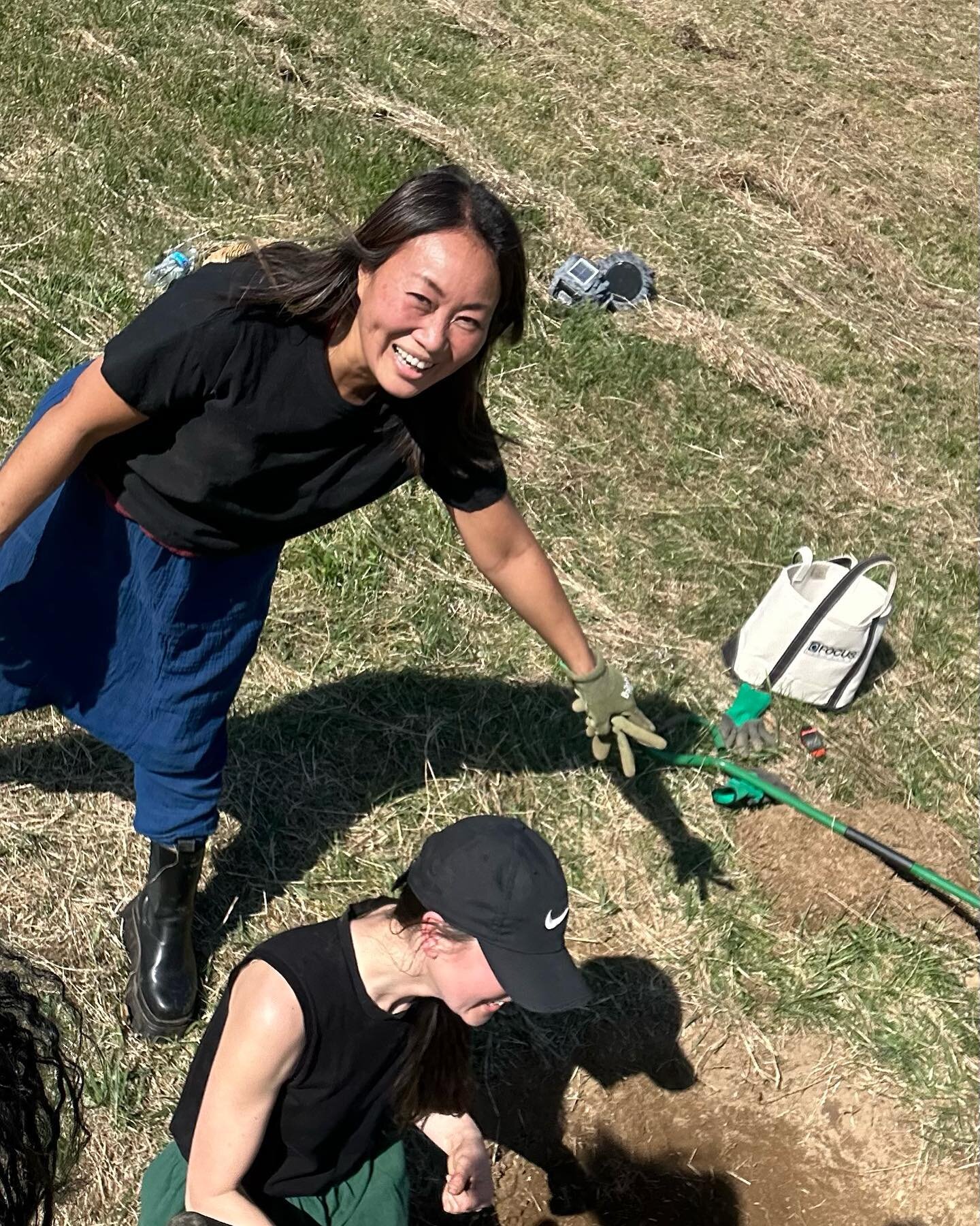 Diggin&rsquo; is a good start. #allsmiles #slowtools #regenerativefarming #teamwork #girlpower💪