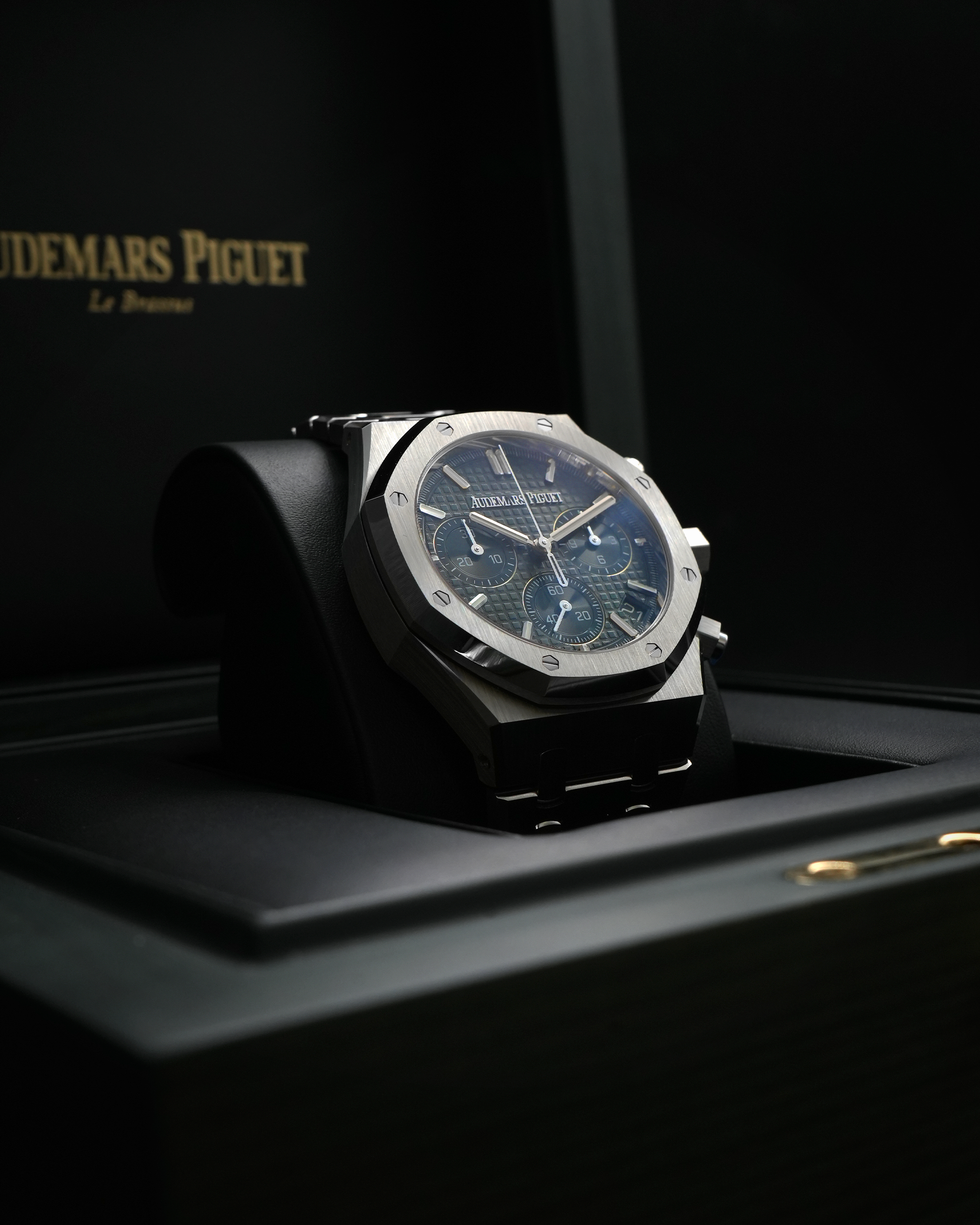01-23-23_APRoyalOakChronographGreenDial_26240STOO1320ST04 4.png