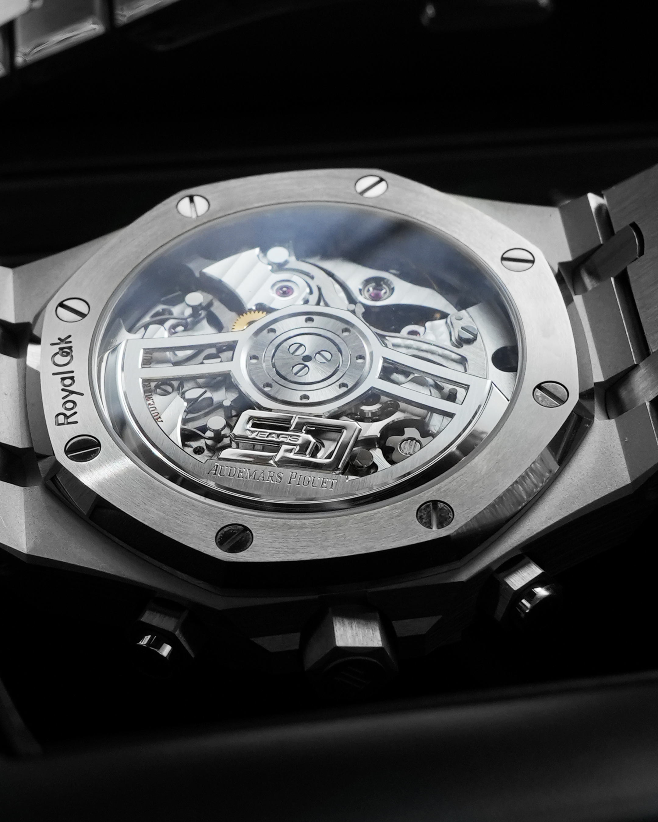 01-23-23_APRoyalOakChronographGreenDial_26240STOO1320ST04 5.png
