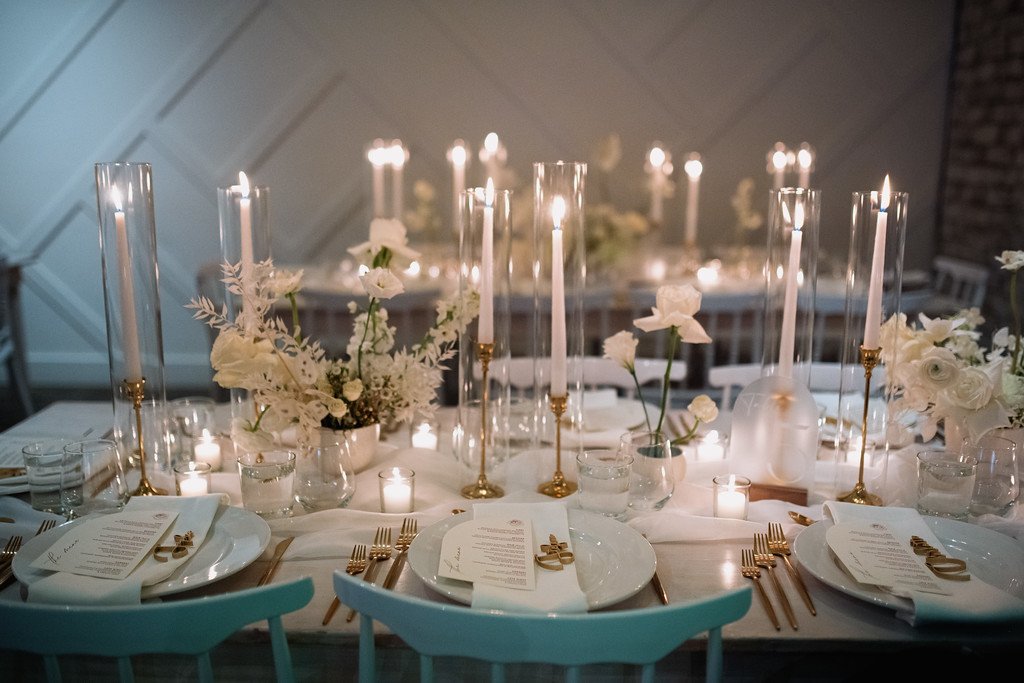 whitewedding-modern-goldaccents-tabletop-tabledecor.jpeg