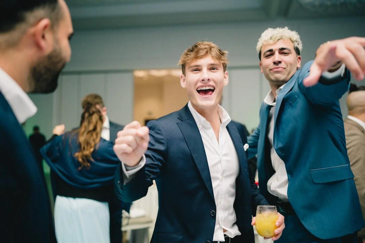Celebration is a lifestyle here at Claudia and Co., and your evening wedding party should be filled with energy.

Here are a few key details that can completely shape the night:

📌Offer a form of refreshment during the evening, something light that 