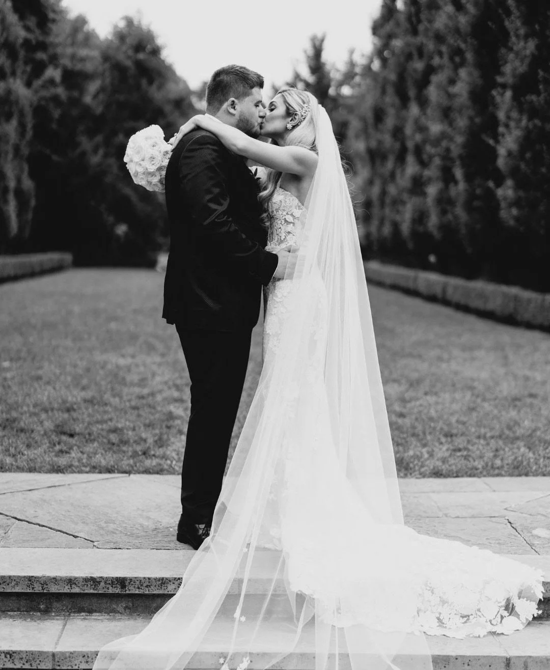 Think luxury weddings are all about spending big money? 

𝐌𝐲𝐭𝐡! True luxury is about investing in what matters most to you

💌Vendor Love 
⠀⠀⠀⠀⠀⠀⠀⠀⠀
Planning &amp; Design&nbsp;@claudiaandco_
Venue&nbsp;@graydonhallmanor
Florals&nbsp;@labellefleur