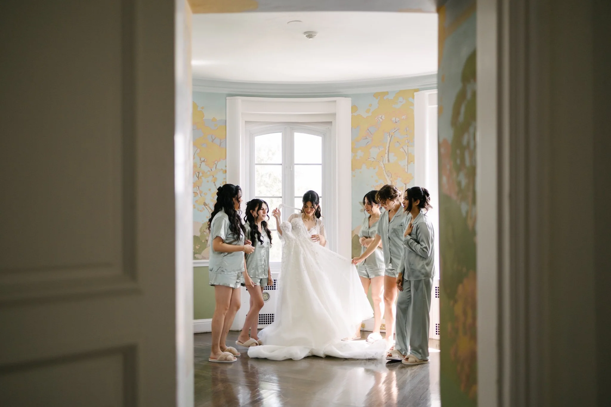 The Month-Before-Wedding Checklist: 4 Things You Can't Forget (And 4 Things You Can)