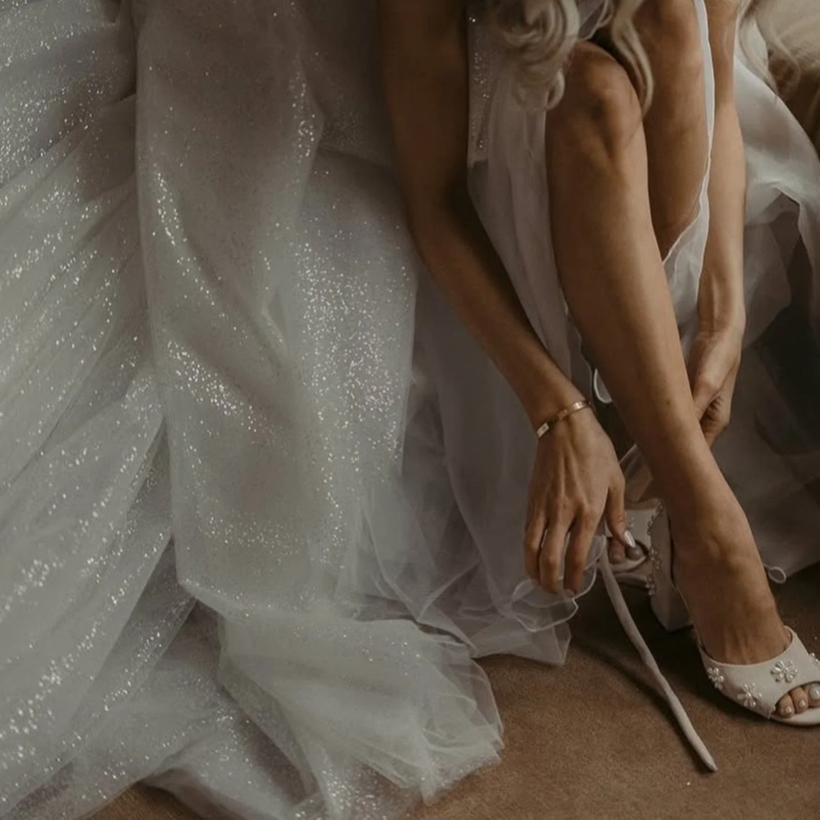 Detail shots are usually our favourite, especially when they&rsquo;re so perfectly captured by the talented @eyekahfoto

🤍🤍🤍🤍🤍🤍🤍
Design + Planning @claudiaandco_
Venue @steamwhistlebrewing
Florals @huntandgatherfloral
Photography @eyekahfoto
H