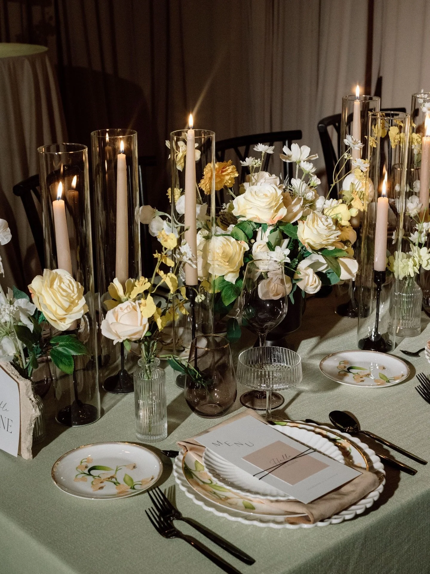 Moody. Layered. Intentionally composed.

A tablescape built in shades of green, softened with pale yellow, grounded in texture, and finished with movement through draping; every detail considered, nothing added without purpose.

Grateful to @special_