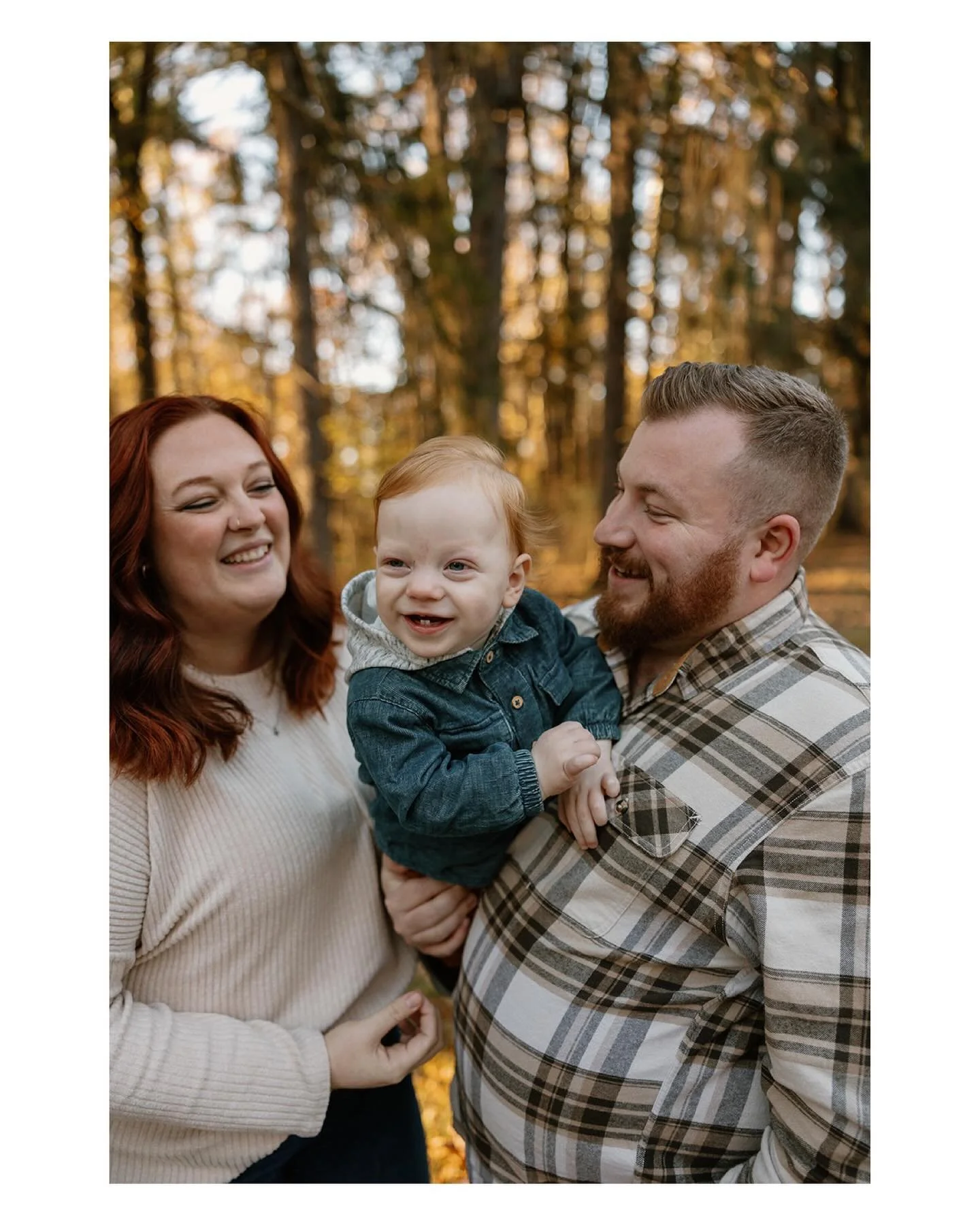 Anybody else seeing little signs of fall leaves changing 👀🍂 

I love fall for many reasons, but getting to take loads of family photos is my favorite 🥹🫶🏼