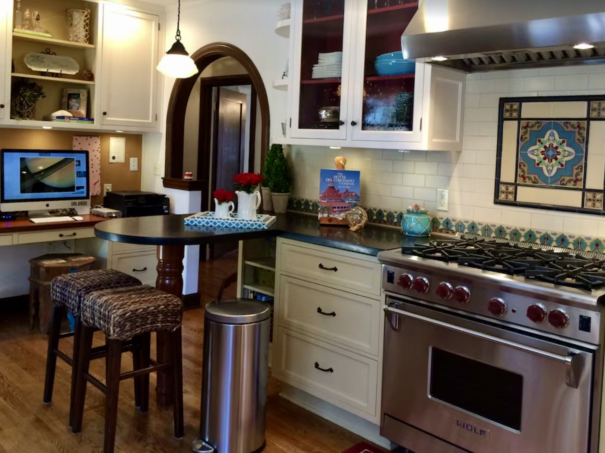 Sitting peninsula in the kitchen