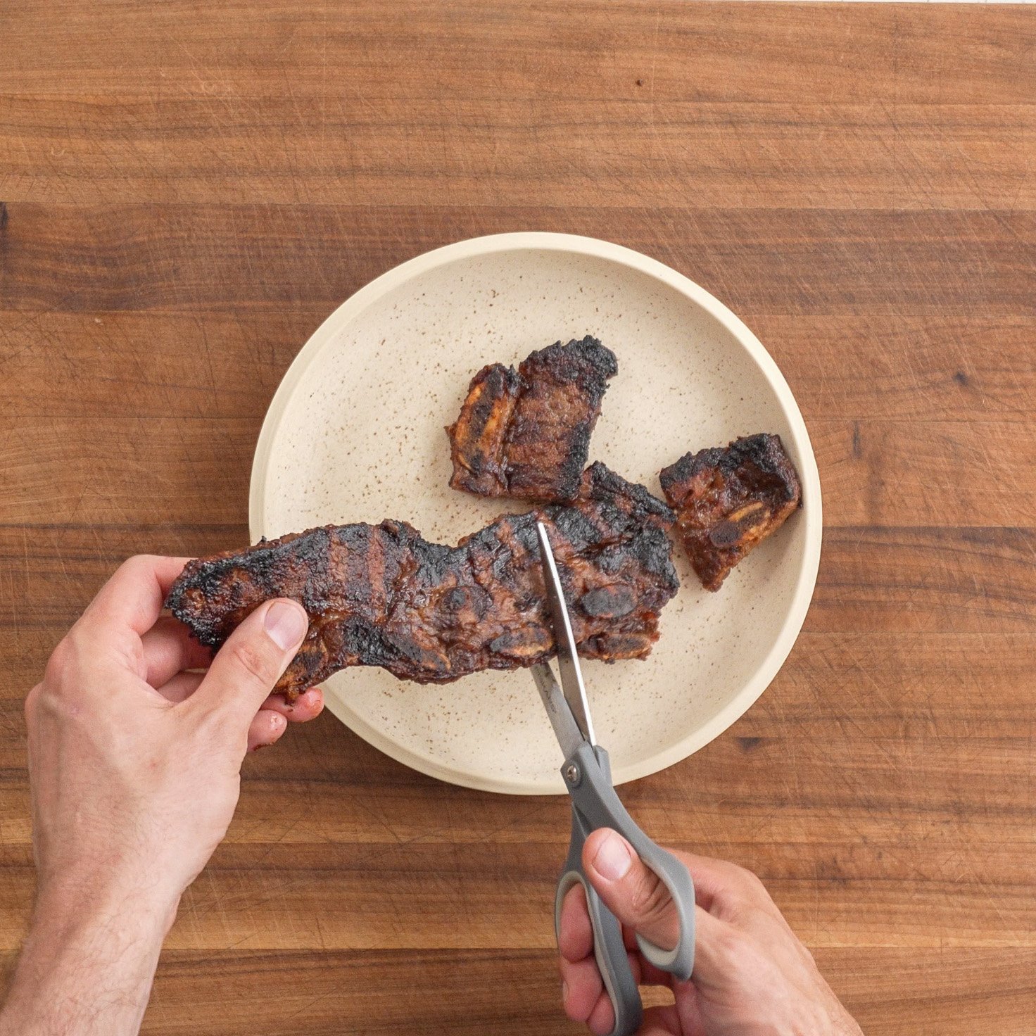 cutting korean short ribs into pieces