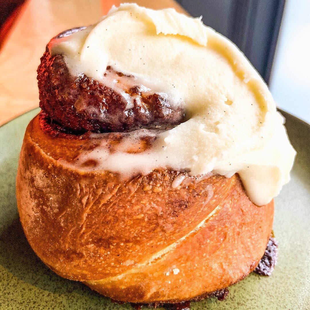 Let us sweeten your day by making you one of our milk bread cinnamon rolls made with Japanese milk bread, cinnamon butter, and vanilla bean frosting. Get it during our brunch hours of 11 am - 5 pm every Sunday!

#cinnamonroll #brightside #brunch #bre