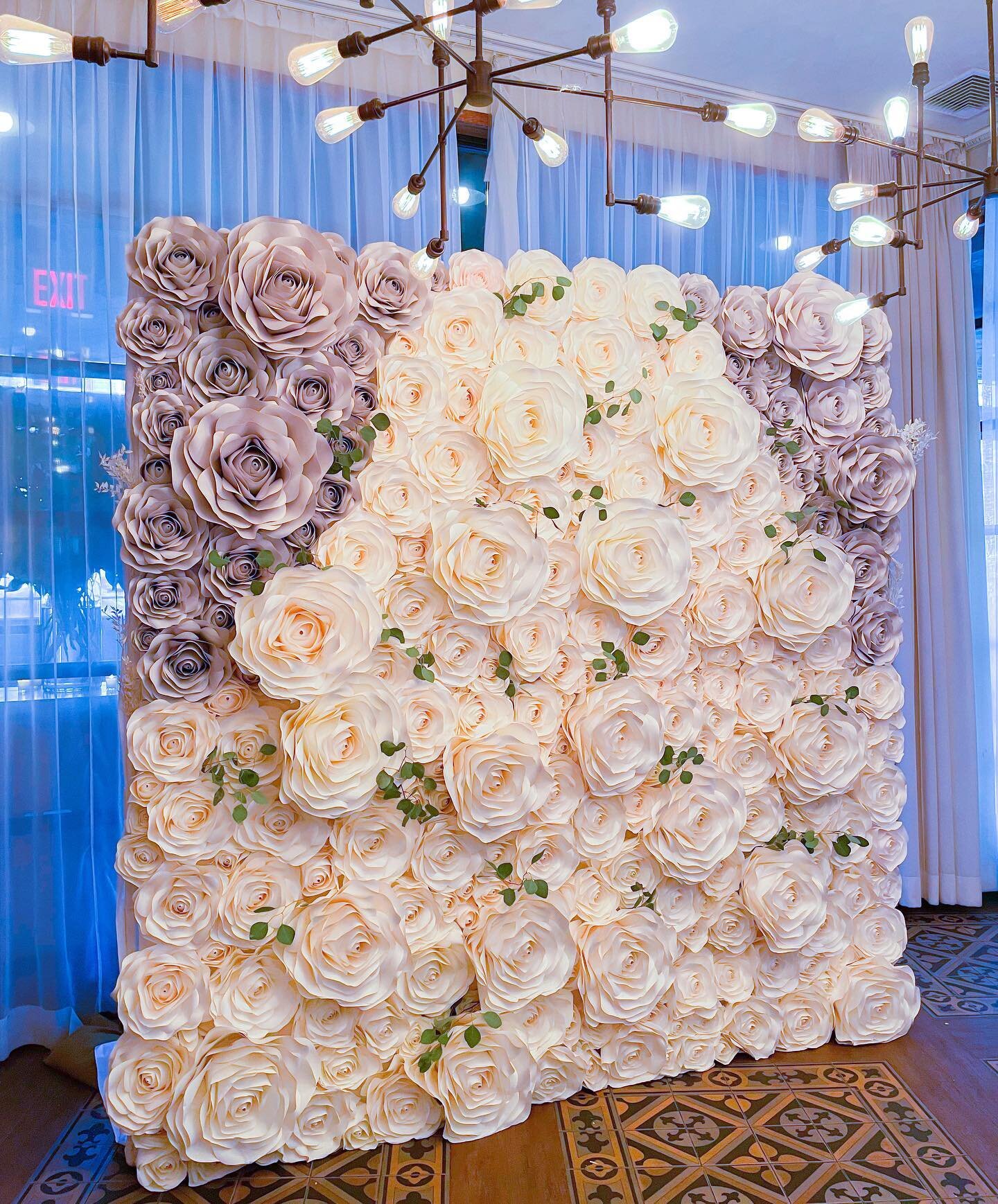 Perfectly lit at Maiella in Long Island City! 8&rsquo;x8&rsquo; with warm gray corners. Congratulations to the bride &amp; groom 🤍

#paperflowers #flowerwall #newyorkwedding #handmadepaperflowers #paperflowerwall