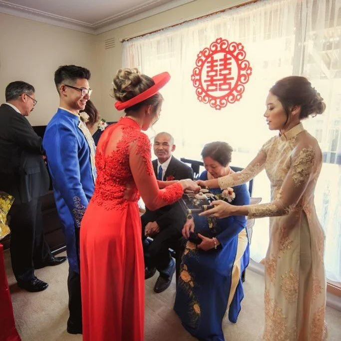 The tradition of serving tea to our parents is as a sign of respect and honour 🍵&hearts;️ 
.
.
.
#aodai #&aacute;od&agrave;i #aodaimelbourne #aodaimelbournehire #customaodai #bridalaodai #vietnameseteaceremony #vietnamesewedding #vietnamesebride