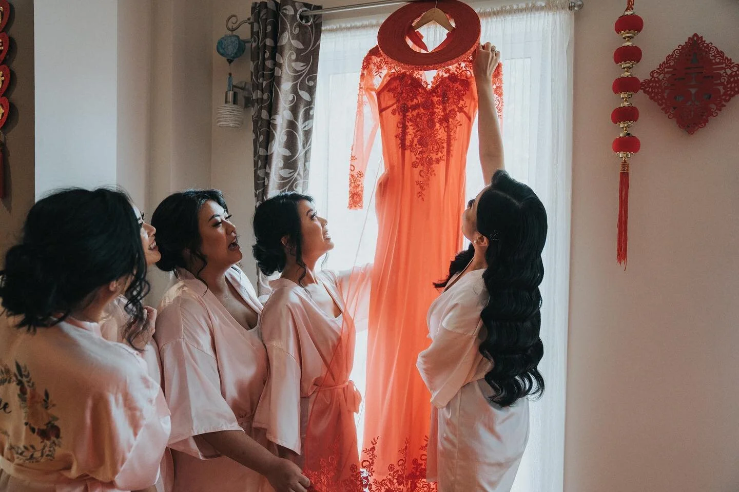 Admiring the dress 😍
.
.
.
#aodai #aodaivietnam #aodaicuoi #vietnamesebride #vietnamesewedding #melbourneaodai #aodaihire #customaodai #vietnamesetraditionaldress #vietnameseteaceremony