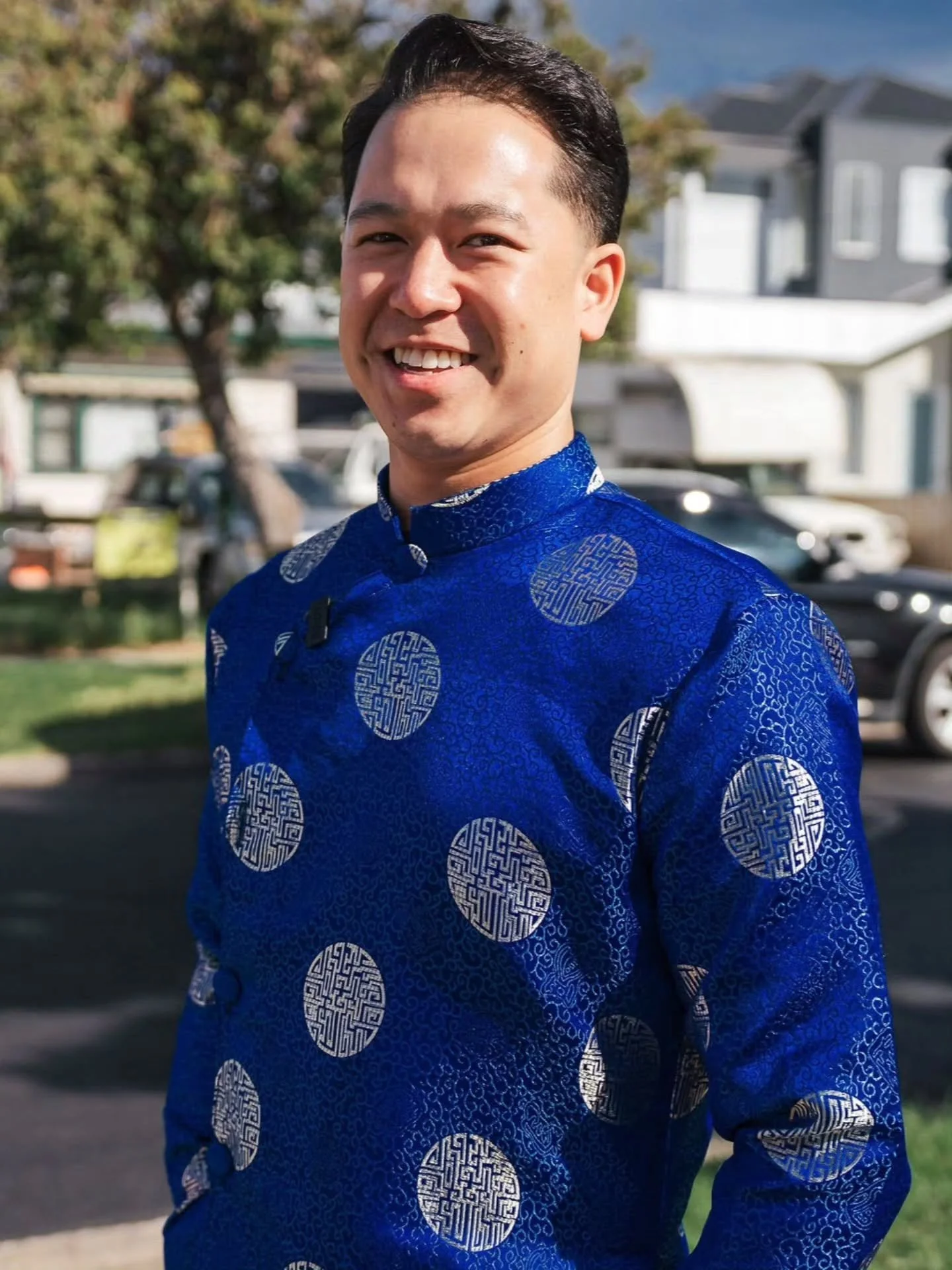 🧨 Francis arriving at Jennifer&rsquo;s home with his family 

Trays of gifts in hand, welcomed by the sound of firecrackers and a bridal party in matching gold &aacute;o d&agrave;i

And of course&hellip; he wasn&rsquo;t getting in that easily

The b