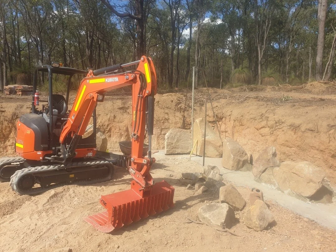 The 2.7t back when it was scratch free! ⁣Helping us move material on a project in Gidgegannup. 

We've rated our Kubota excavator highly since having it and the custom rake bucket has come in handy a few times that's for sure. 

@kubotaaust_ce
@scsto