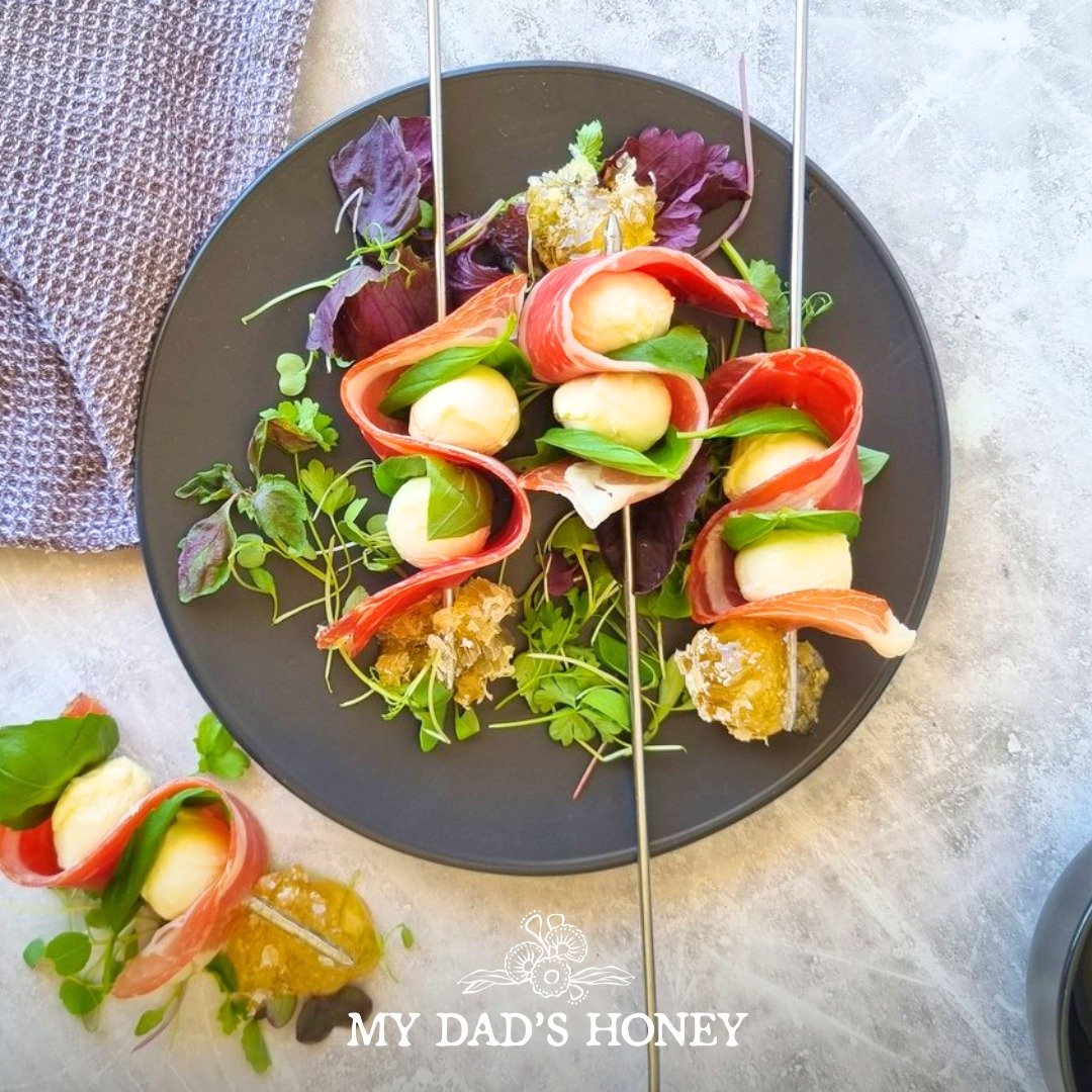 𝐇𝐞𝐚𝐥𝐭𝐡𝐲 𝐇𝐨𝐧𝐞𝐲𝐜𝐨𝐦𝐛 𝐒𝐤𝐞𝐰𝐞𝐫😋🍯 
(More recipes on our blog, link at the end👇)

This quick &amp; easy healthy skewer requires only four ingredients and it makes a perfect appetizer for any occasion!

INGREDIENTS:

🍯My Dad's Honey 