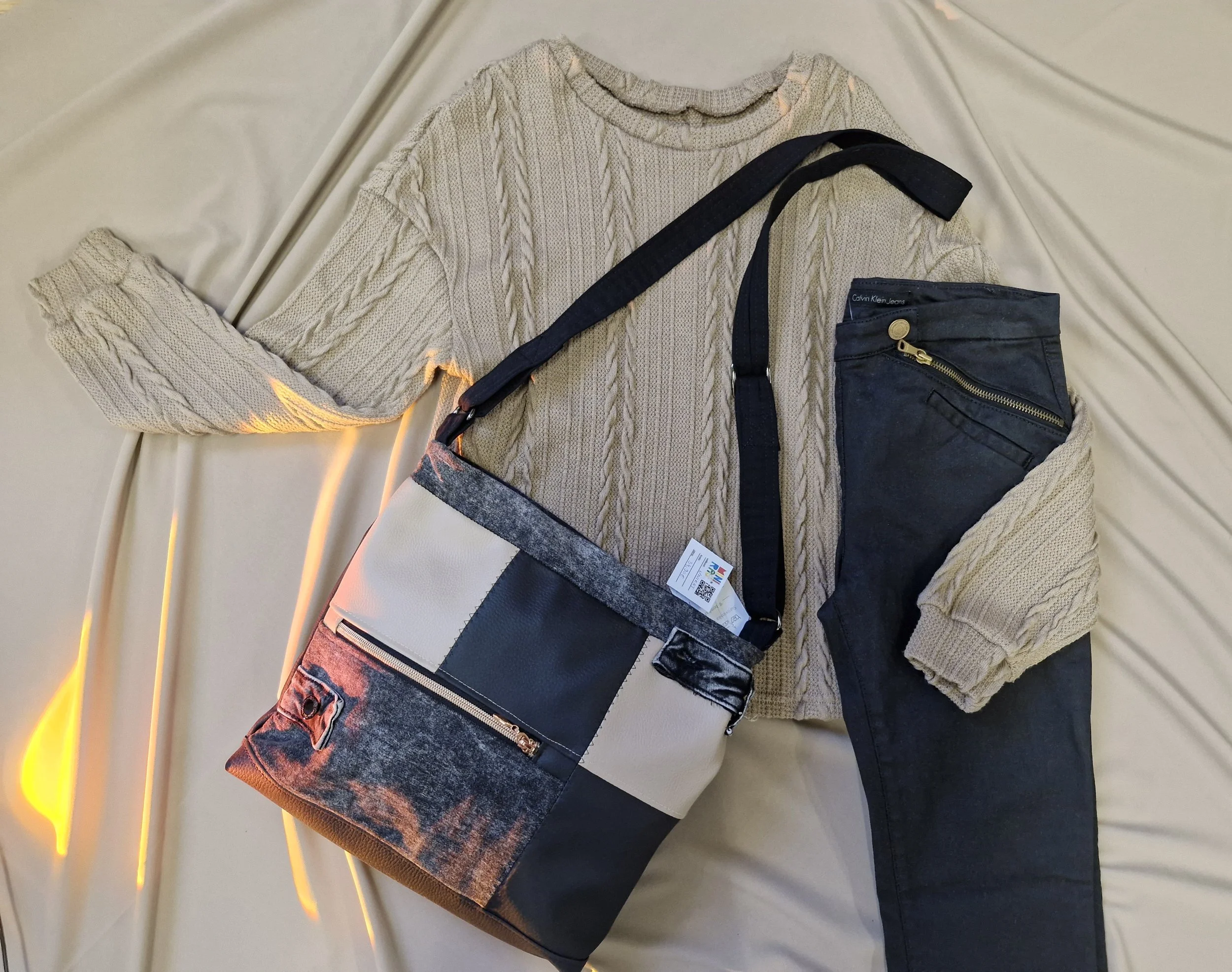 Črna torbica jeans in usnje